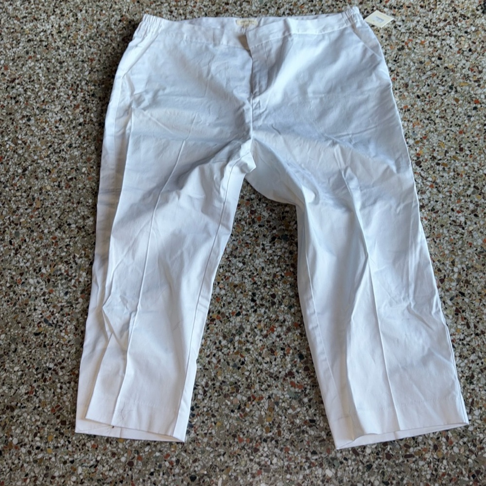 NWT women’s Plus size 18W white capris pants with 2 side pockets & 2 rear ones.